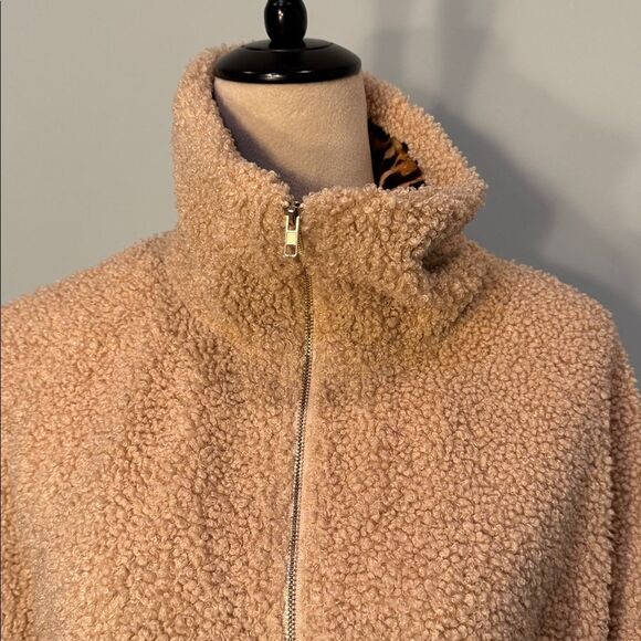 Umgee Sherpa animal print pullover sweatshirt Size M - Picture 6 of 8
